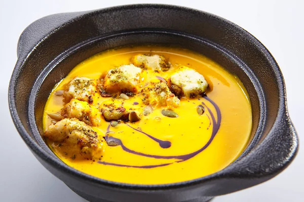 Sopa de abóbora com croutons e strachatella close-up — Fotografia de Stock