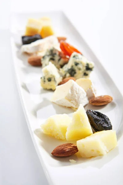 Вид сверху на тарелку с сыром — стоковое фото