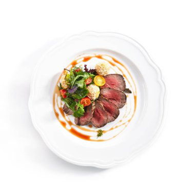 Yeşil Mix ve Patates Topları ile Orta Nadir Rosto Sığır