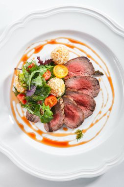 Yeşil Mix ve Patates Topları ile Orta Nadir Rosto Sığır