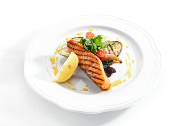 Izgara Somon Biftek veya Kırmızı Balık Fileto Barbekü Beyaz İzole