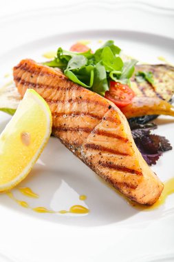 Izgara Somon Biftek veya Kırmızı Balık Fileto Barbekü Beyaz İzole