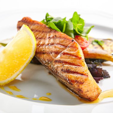 Izgara Somon Biftek veya Kırmızı Balık Fileto Barbekü Beyaz İzole