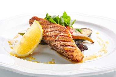 Izgara Somon Biftek veya Kırmızı Balık Fileto Barbekü Beyaz İzole