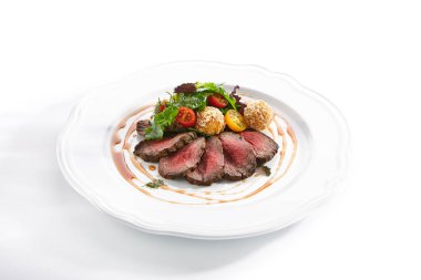 Yeşil Mix ve Patates Topları ile Orta Nadir Rosto Sığır