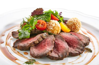 Yeşil Mix ve Patates Topları ile Orta Nadir Rosto Sığır