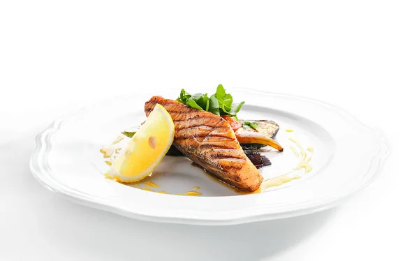 Bifteck de saumon grillé ou filet de poisson rouge isolé sur blanc — Photo