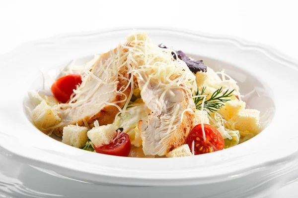 Caesar-Salat mit gebratener Hühnerbrust, Croutons, Kirschtomaten — Stockfoto