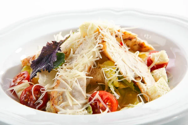 Salada Caesar com peito de frango assado, croutons, tomate cereja — Fotografia de Stock