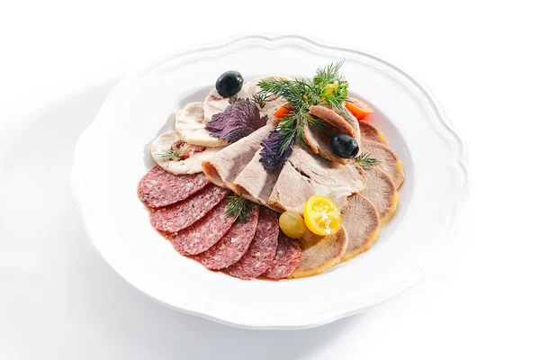 Холодные нарезки с нарезанной салями, говяжий язык, вареная свинина и цыпленок — стоковое фото