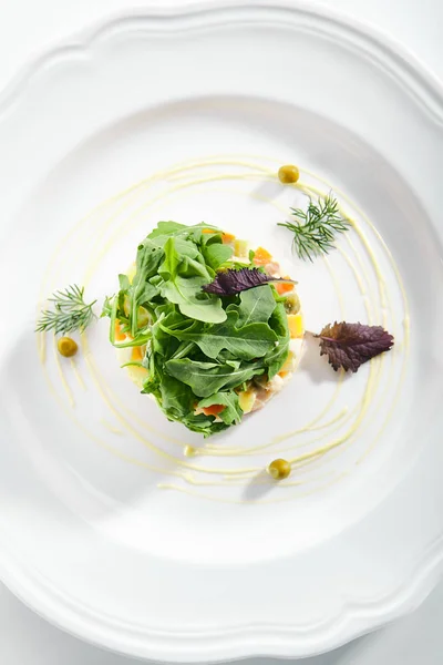 Klassischer Olivensalat Oder Russischer Salat Mit Hühnerfilet Wachteleiern Essiggurken Gemüse — Stockfoto