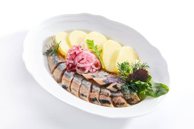 Soğan ve Patates İzole ile Çiğ Tuzlu Soused Ringa Balığı