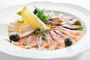 Ham Çeşitli Balık Lezzetleri veya Sashimi İzole