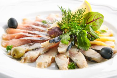 Ham Çeşitli Balık Lezzetleri veya Sashimi İzole