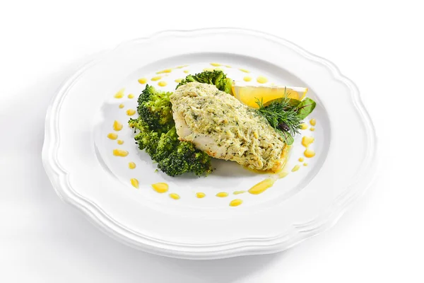 Filetto di persico luccio o lucioperca in salsa di panna con broccoli — Foto Stock