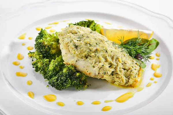 Snoekbaars of Zander filet in roomsaus met broccoli — Stockfoto