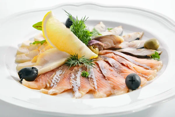 Råa Diverse fiskdelikatesser eller sashimi isolerade — Stockfoto