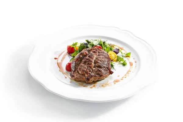 Filete de cuello de cerdo con ensalada mixta en plato de restaurante blanco —  Fotos de Stock
