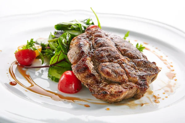 Steak au cou de porc avec salade mixte sur assiette blanche Restaurent — Photo
