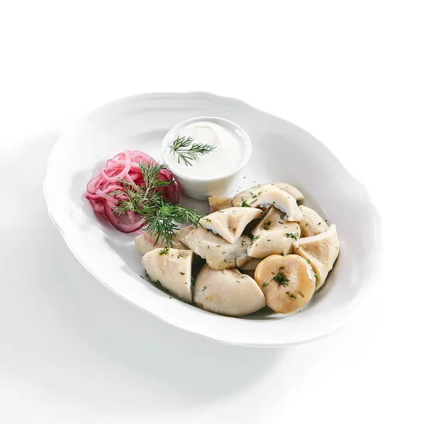 腌制牛奶蘑菇、腌红洋葱圈和酸奶油 — 图库照片