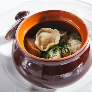 Bir kil Seramik Tencerede Geleneksel Rus Köfte