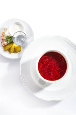 Rus Borscht veya Borsch Lard, Ekşi Krem, Turşu ve Vod ile
