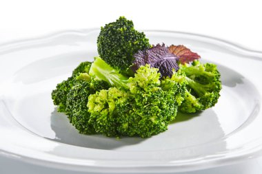 Beyaz Restoran Tabak Izole Üzerinde Buharda Brokoli Makro Shot