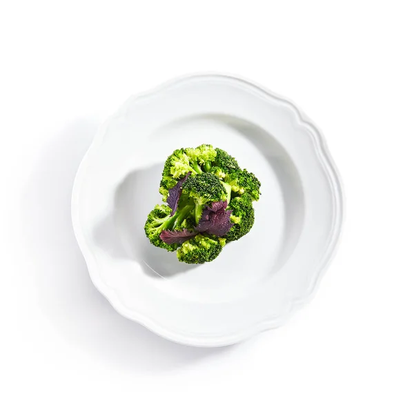 Vista superior del brócoli al vapor en la placa blanca del restaurante aislado —  Fotos de Stock