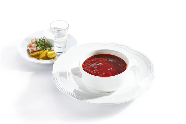 Rosyjski borscht lub Borsch ze smalcem, śmietana, pikle i VOD — Zdjęcie stockowe