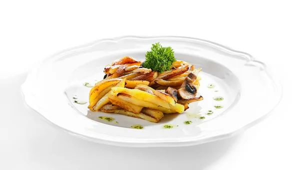Batatas fritas com cogumelos em uma placa de restaurante isolada — Fotografia de Stock