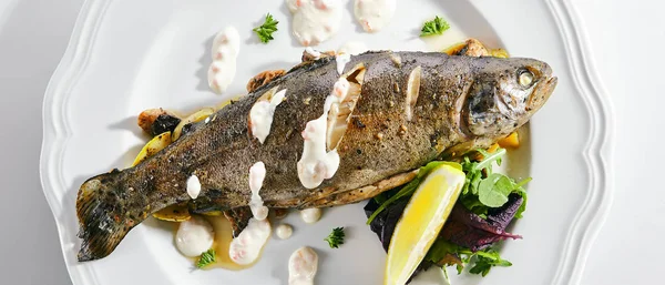 Rainbow Trout on a Vegetable Pillow with Creamy Caviar Sauce — Stock Photo, Image