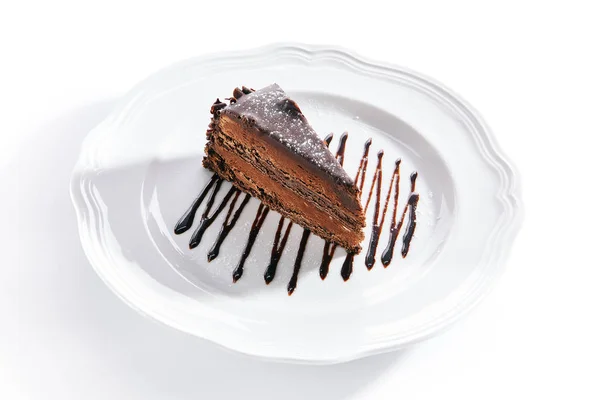 チョコレートケーキ、ブラウンビスケットタルトまたはサッチャーの三角スライス — ストック写真