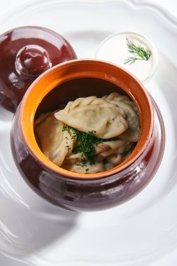 Bir kil Seramik Tencerede Geleneksel Lehçe Köfte