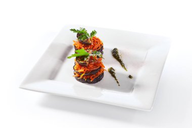 Patlıcan ve Havuç Izole ile Veggie Millefeuille