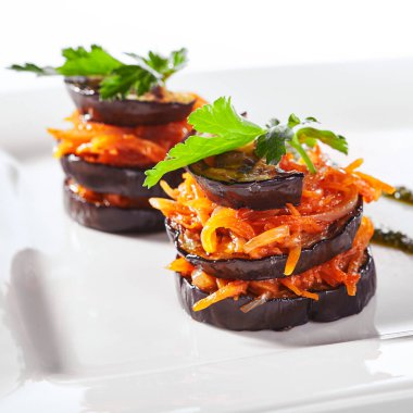 Patlıcan ve Havuç Izole ile Veggie Millefeuille