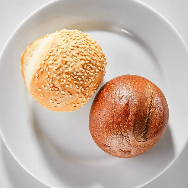 ライ麦と小麦粉の2つの丸いパンとゴマの種子トップビュー — ストック写真