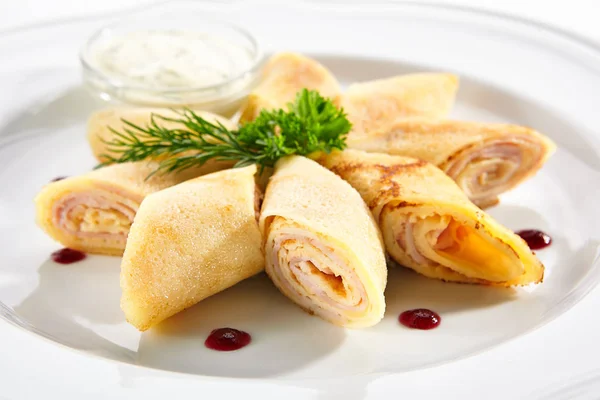 Rotoli sottili di pancake o roulade di crepes farcite — Foto Stock