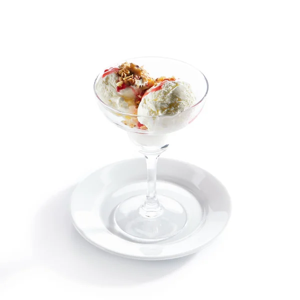 Två glass bollar eller Iced grädde med jordgubbssås och nötter — Stockfoto