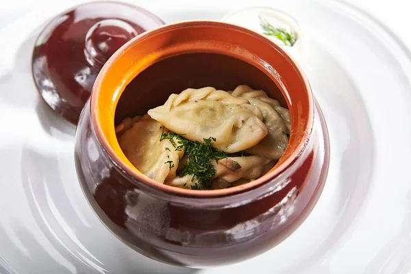 Traditionelle Polierknödel in einem Ton-Keramik-Topf — Stockfoto