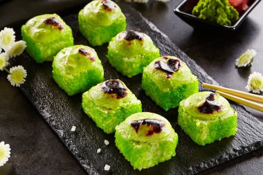 Tobiko havyar, peynir ve wasabi kap ile pişmiş rulo