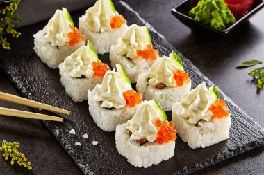 Krem peynir kapağı, havyar ve salatalık ile rulo