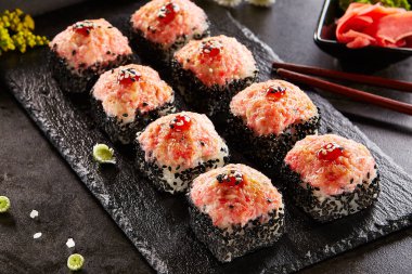 Karides ve masago havyar kap ile pişmiş rulo