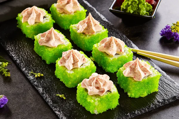 Tobiko havyar ve peynir ve havyar soslu rulo