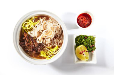 Geleneksel Vietnam Çorbası Pho Bo Sığır Eti Izole ile