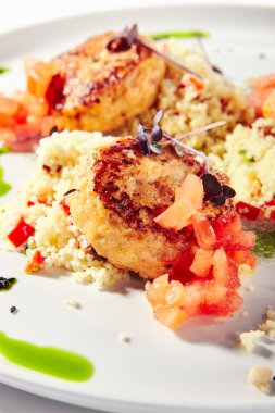Beyaz Tabakta Kuskus Garnitürlü Hindi Et Pirzola