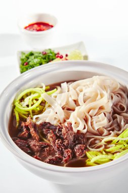 Geleneksel Vietnam Çorbası Pho Bo Sığır Eti Izole ile