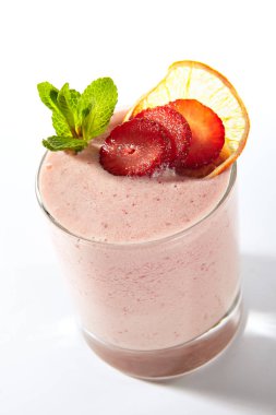 Taze Ev Yapımı Çilek Yoğurt Smoothie Beyaz Izole