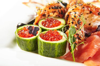 Balık Tabağı Pembe Somon, Kıza, Yağ Balık ve Kırmızı Havyar