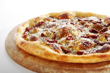 Pesto sos, mozzarella peyniri, rendelenmiş Parmesan peyniri, tereyağı, yeşil, fesleğen petrol ve ahşap plaka üstten görünüm üzerinde kurutulmuş domates ile sıcak gevrek çeşitler. Taze İtalyan ekmeği Tortilla izole