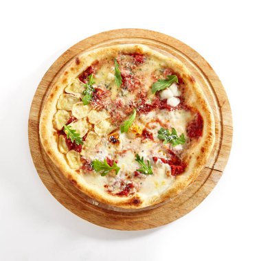 Pizza Dört Peynir veya Ai Quattro Formaggi İzole